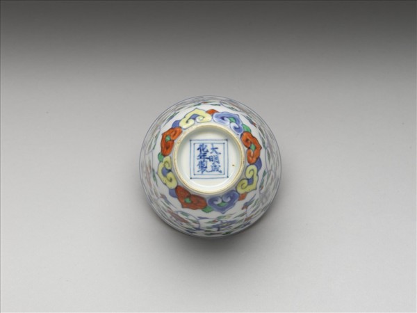 鬥彩番蓮梵文杯