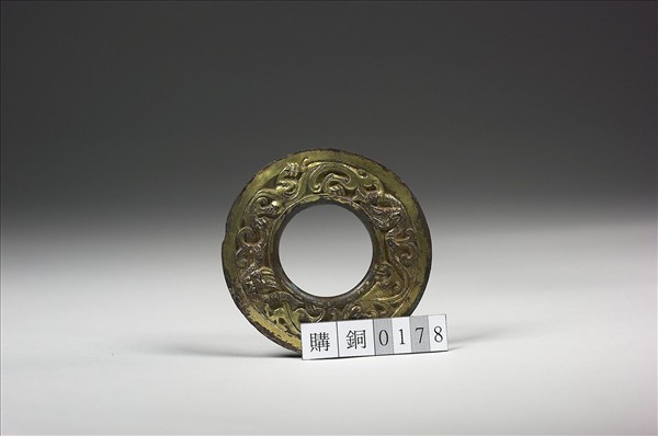 銅鎏金螭紋環