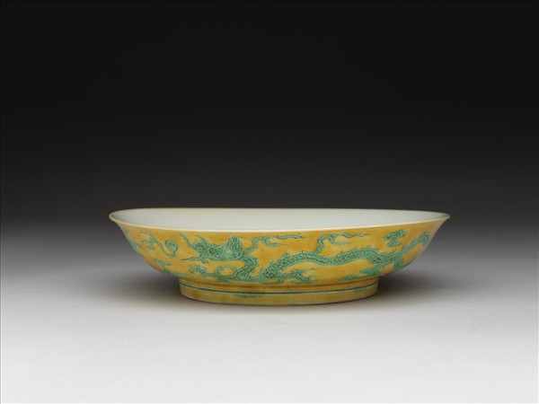 嬌黃綠彩雙龍戲珠紋盤