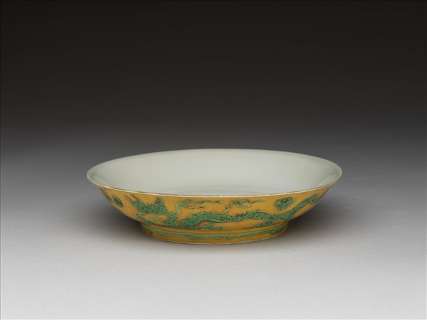 黃釉綠彩雙龍戲珠紋盤