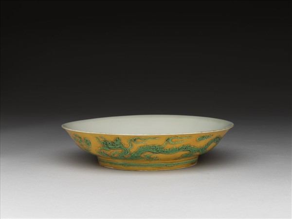 黃釉綠彩雙龍戲珠紋盤