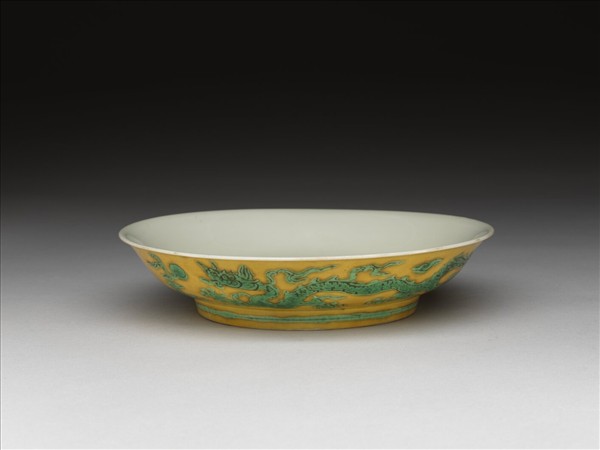 黃釉綠彩雙龍戲珠紋盤
