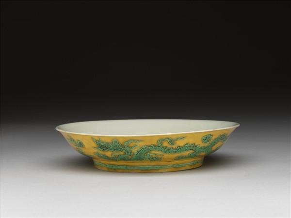 黃釉綠彩雙龍戲珠紋盤