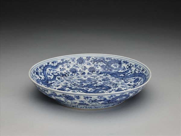 青花穿蓮龍紋盤