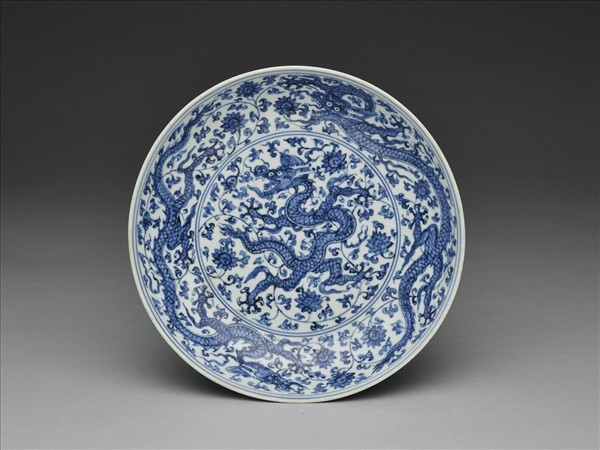 青花穿蓮龍紋盤