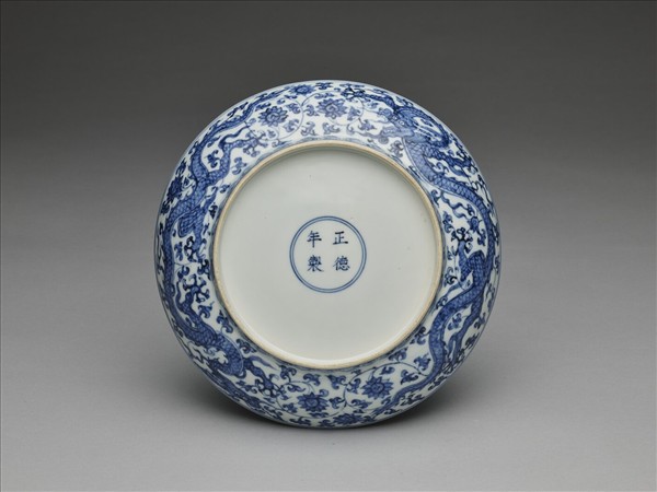 青花穿花龍紋盤