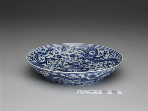 青花穿花龍紋盤