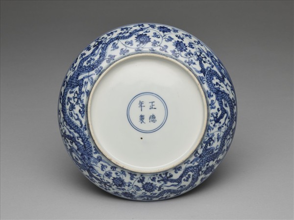 青花穿花龍紋盤
