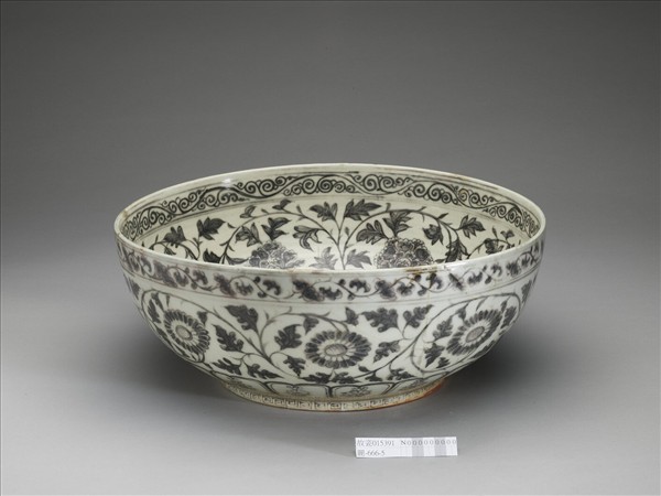 釉裡紅纏枝花卉碗