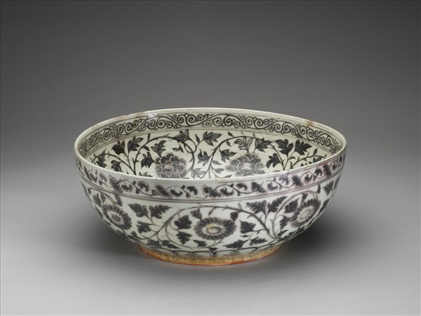 釉裡紅纏枝花卉碗