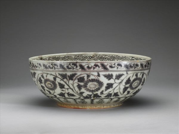 釉裡紅纏枝花卉碗