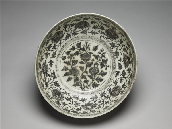 釉裡紅纏枝花卉碗