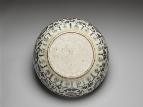 釉裡紅纏枝花卉碗