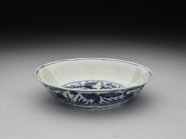 青花蓮塘魚藻紋牡丹花式盤