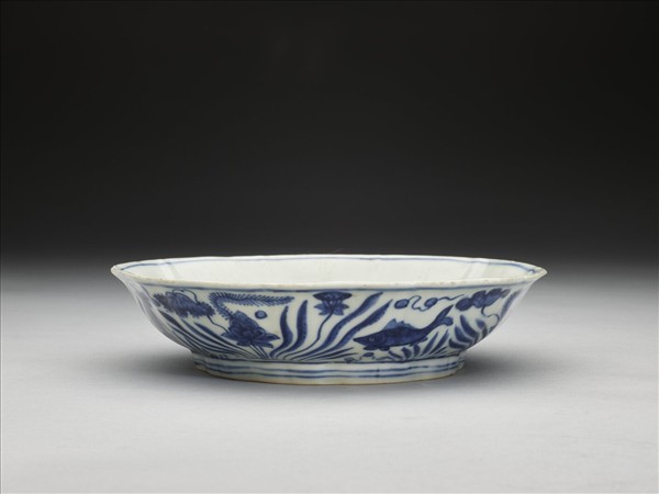 青花蓮塘魚藻紋牡丹花式盤