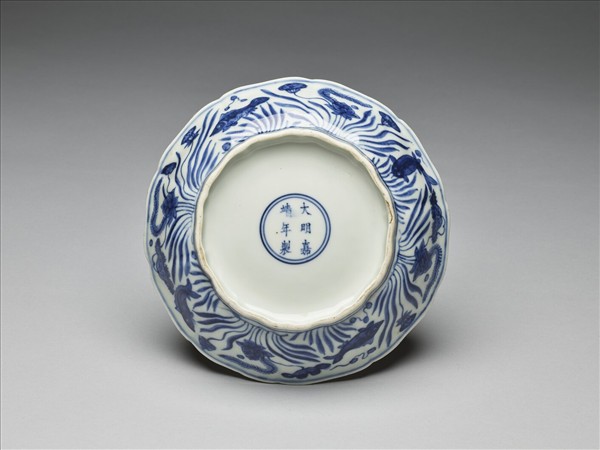 青花蓮塘魚藻紋牡丹花式盤