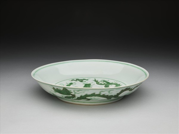 白瓷綠彩雲龍紋盤