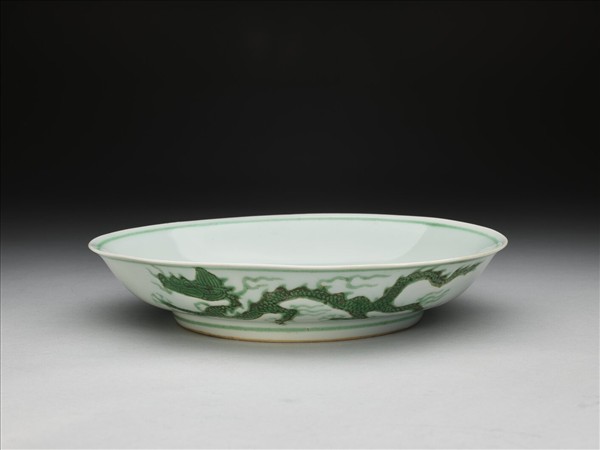 白瓷綠彩雲龍紋盤