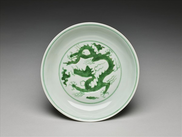 白瓷綠彩雲龍紋盤