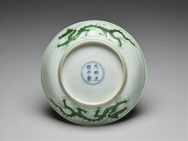 白瓷綠彩雲龍紋盤