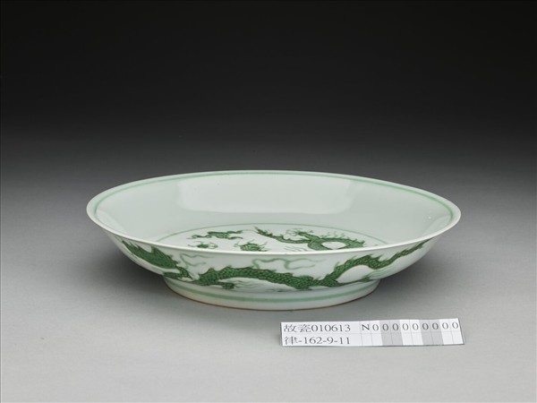 白瓷綠彩雲龍紋盤