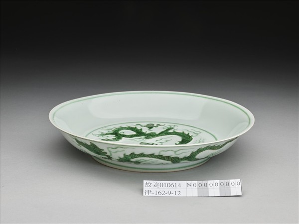 白瓷綠彩雲龍紋盤