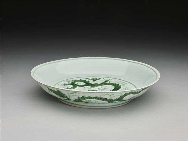 白瓷綠彩雲龍紋盤