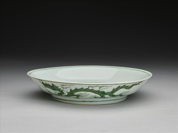 白瓷綠彩雲龍紋盤