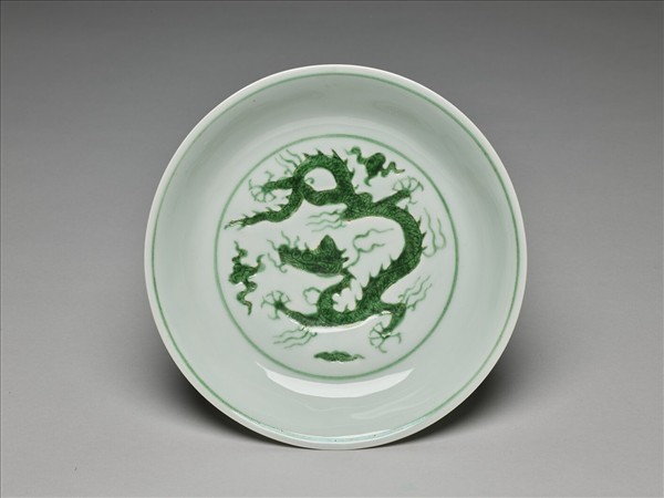 白瓷綠彩雲龍紋盤