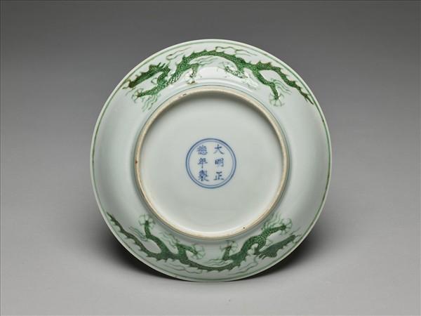 白瓷綠彩雲龍紋盤