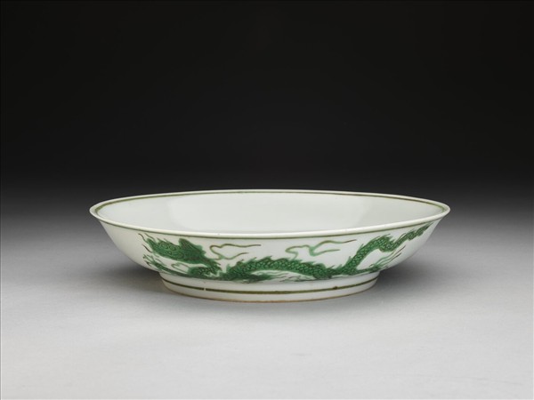 白瓷綠彩雲龍紋盤