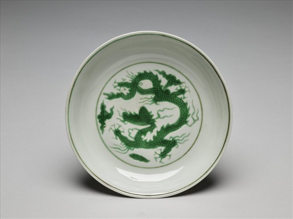 白瓷綠彩雲龍紋盤