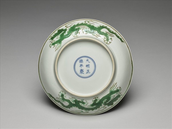 白瓷綠彩雲龍紋盤