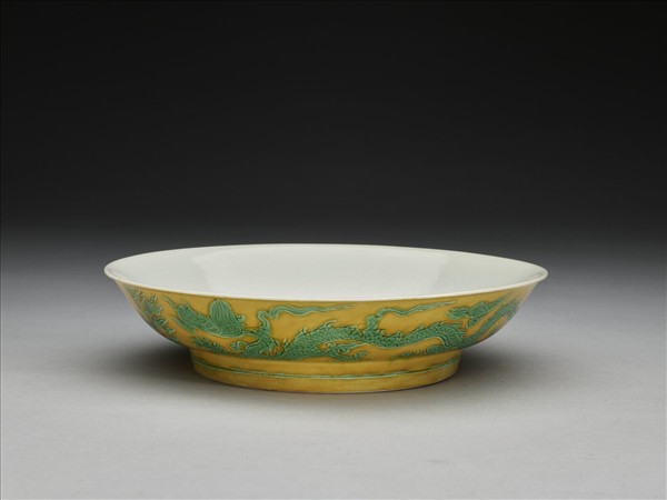 黃地綠彩雙龍戲珠紋盤