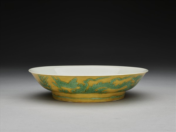 黃地綠彩雙龍戲珠紋盤