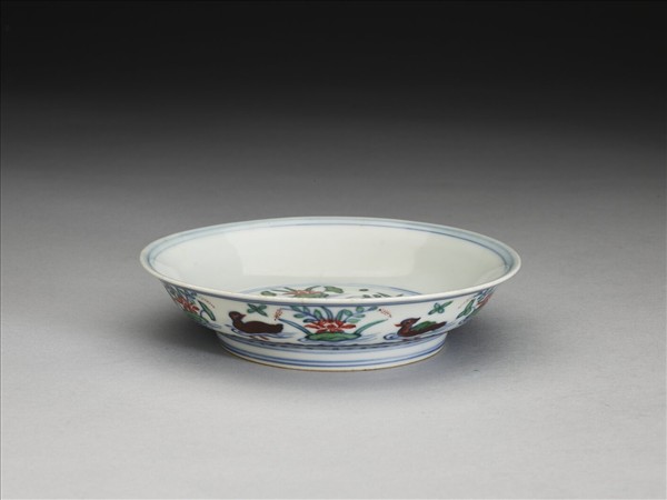 鬥彩蓮塘鴛鴦紋碟