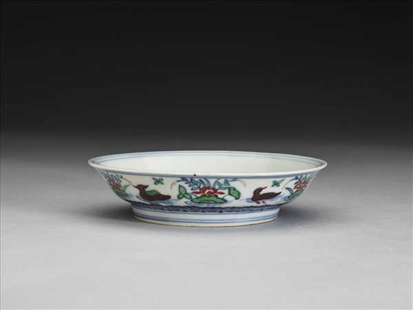 鬥彩蓮塘鴛鴦紋碟