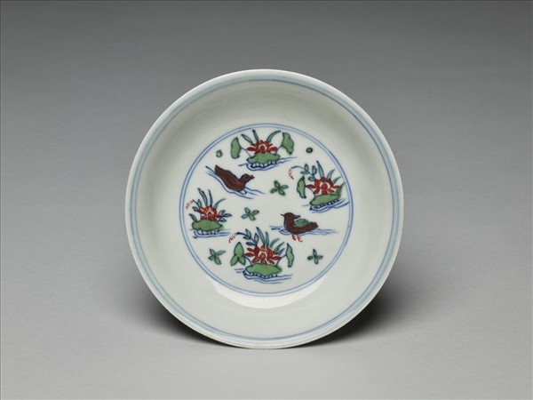 鬥彩蓮塘鴛鴦紋碟