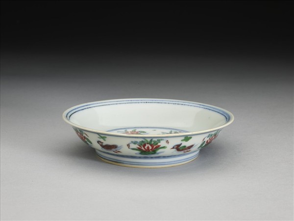 鬥彩蓮塘鴛鴦紋碟