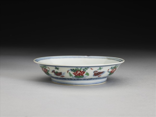 鬥彩蓮塘鴛鴦紋碟