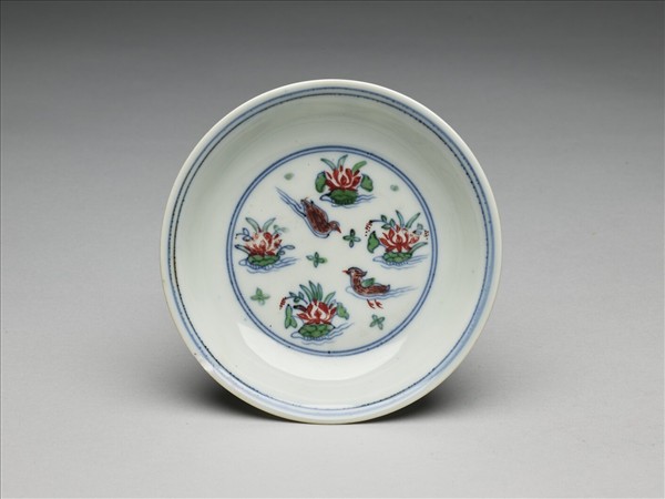 鬥彩蓮塘鴛鴦紋碟