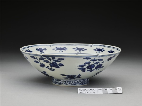 青花四季花果紋葵瓣口碗