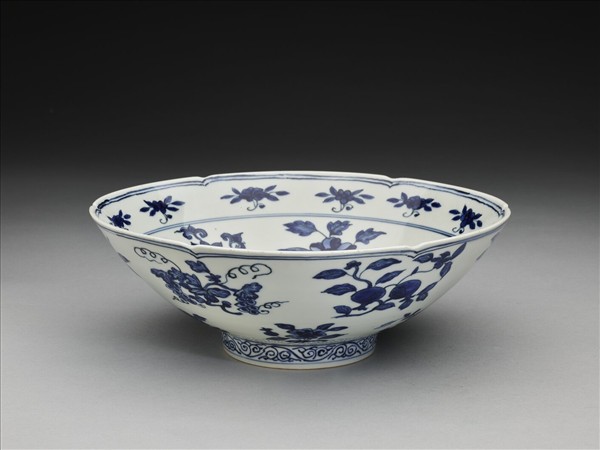 青花四季花果紋葵瓣口碗