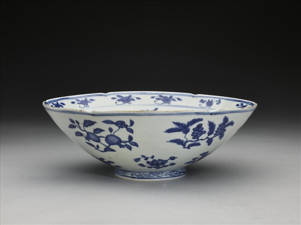 青花四季花果紋葵瓣口碗