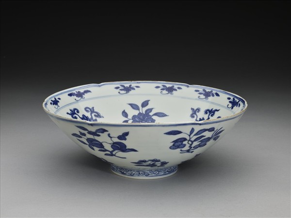 青花四季花果紋葵瓣口碗