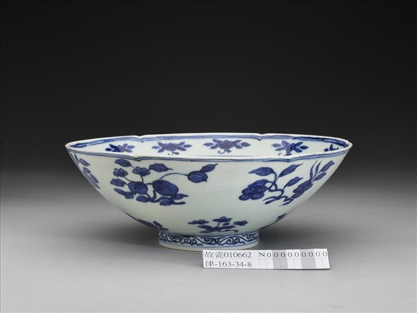 青花四季花果紋葵瓣口碗