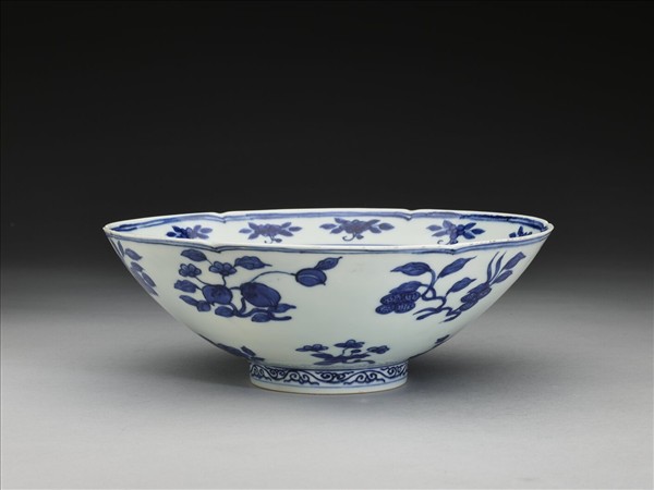 青花四季花果紋葵瓣口碗