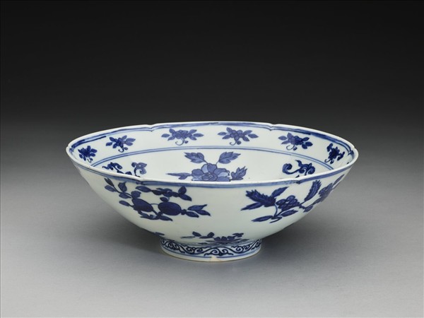 青花四季花果紋葵瓣口碗