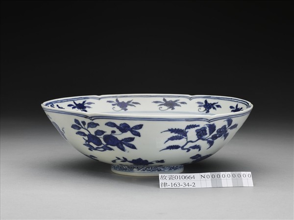 青花四季花果紋葵瓣口碗