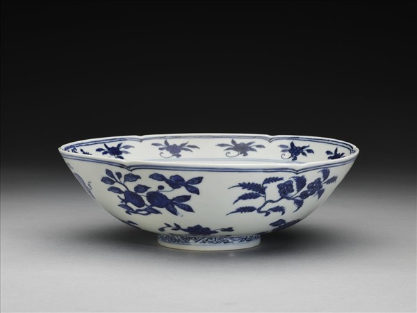 青花四季花果紋葵瓣口碗